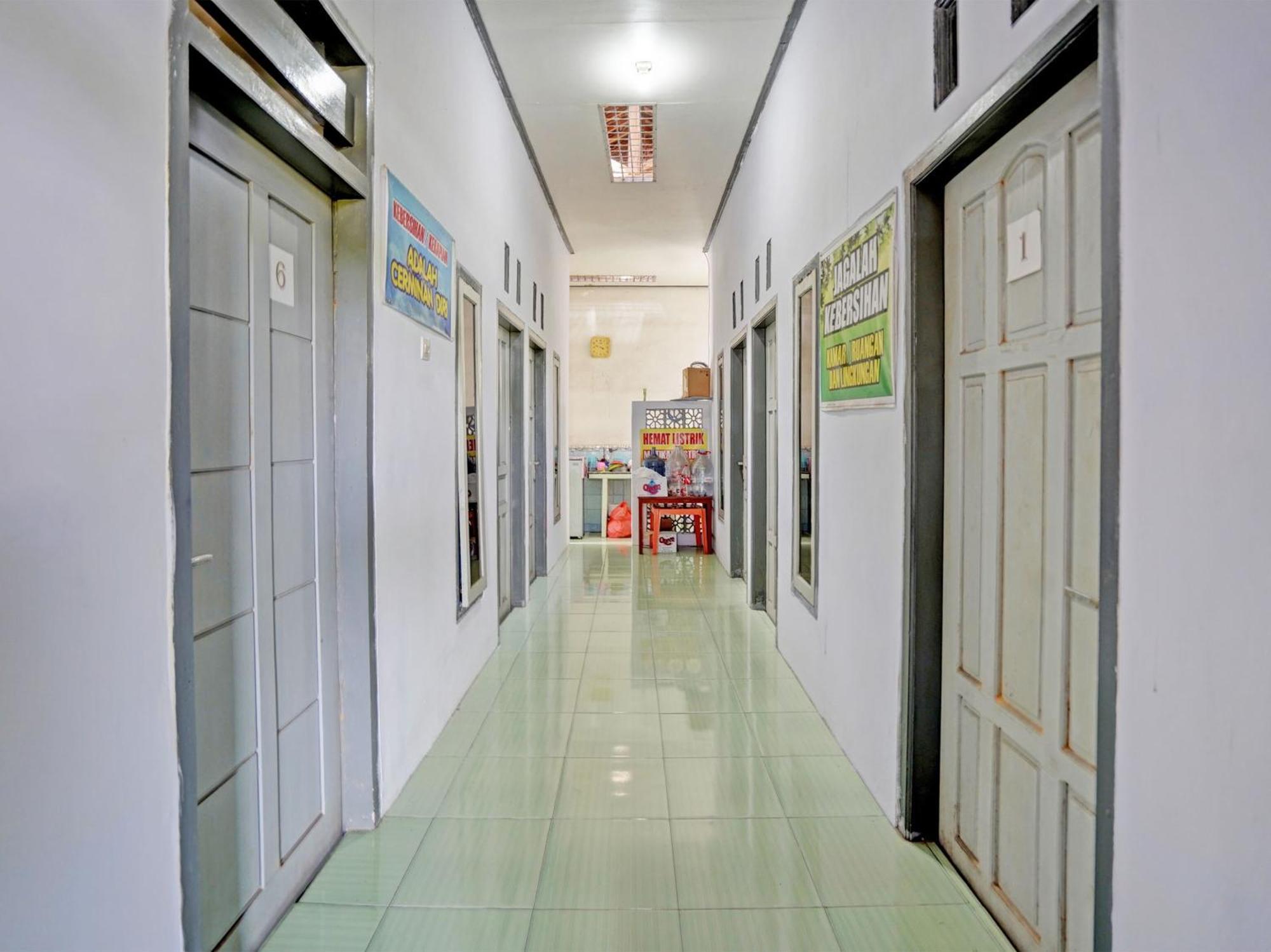 Oyo Life 92937 Kost Putri Sarkara Syariah Hotel Banyuwangi  Eksteriør billede