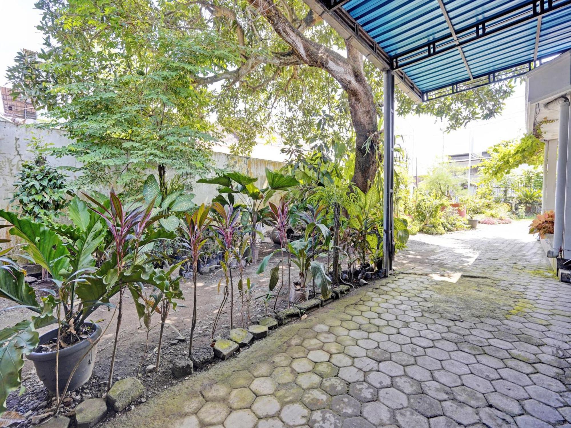 Oyo Life 92937 Kost Putri Sarkara Syariah Hotel Banyuwangi  Eksteriør billede