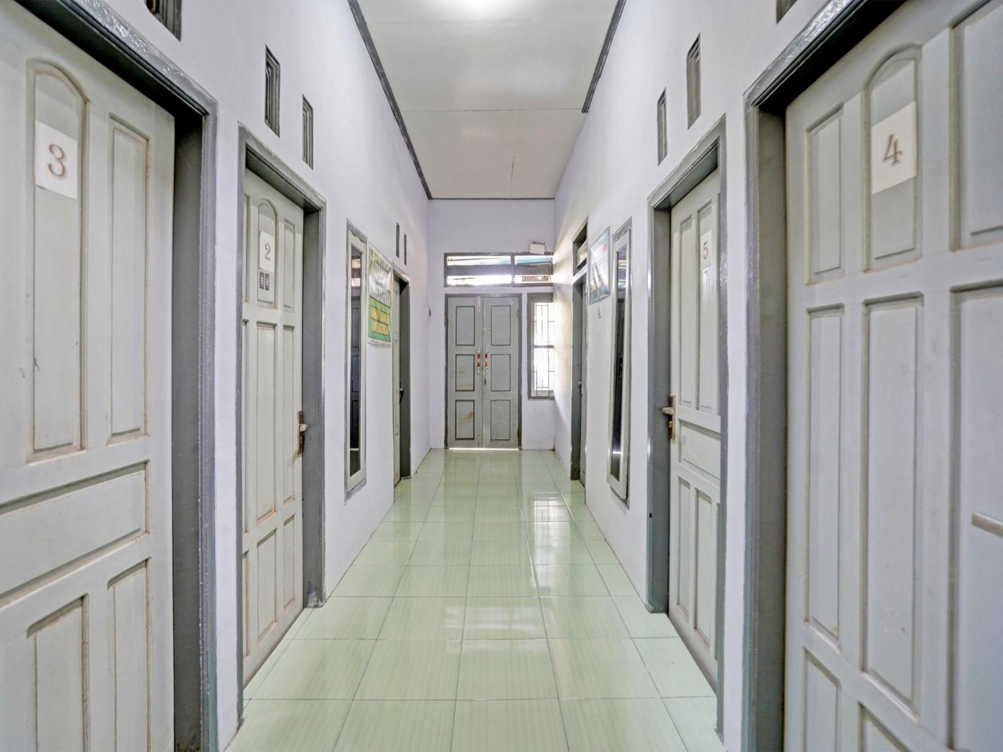 Oyo Life 92937 Kost Putri Sarkara Syariah Hotel Banyuwangi  Eksteriør billede