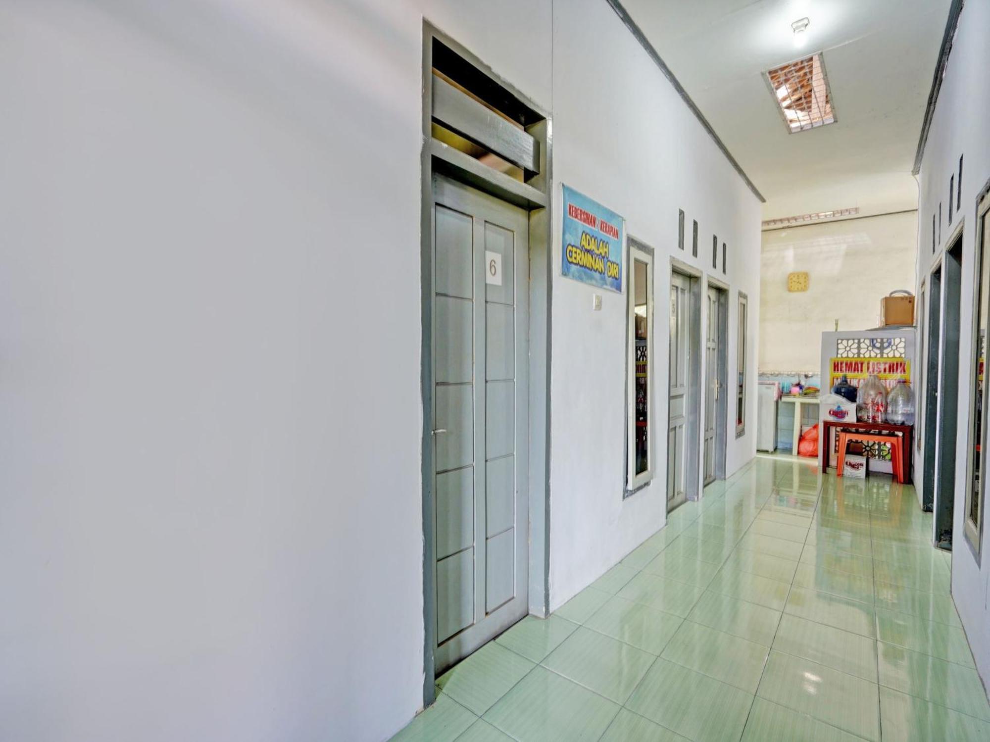 Oyo Life 92937 Kost Putri Sarkara Syariah Hotel Banyuwangi  Eksteriør billede