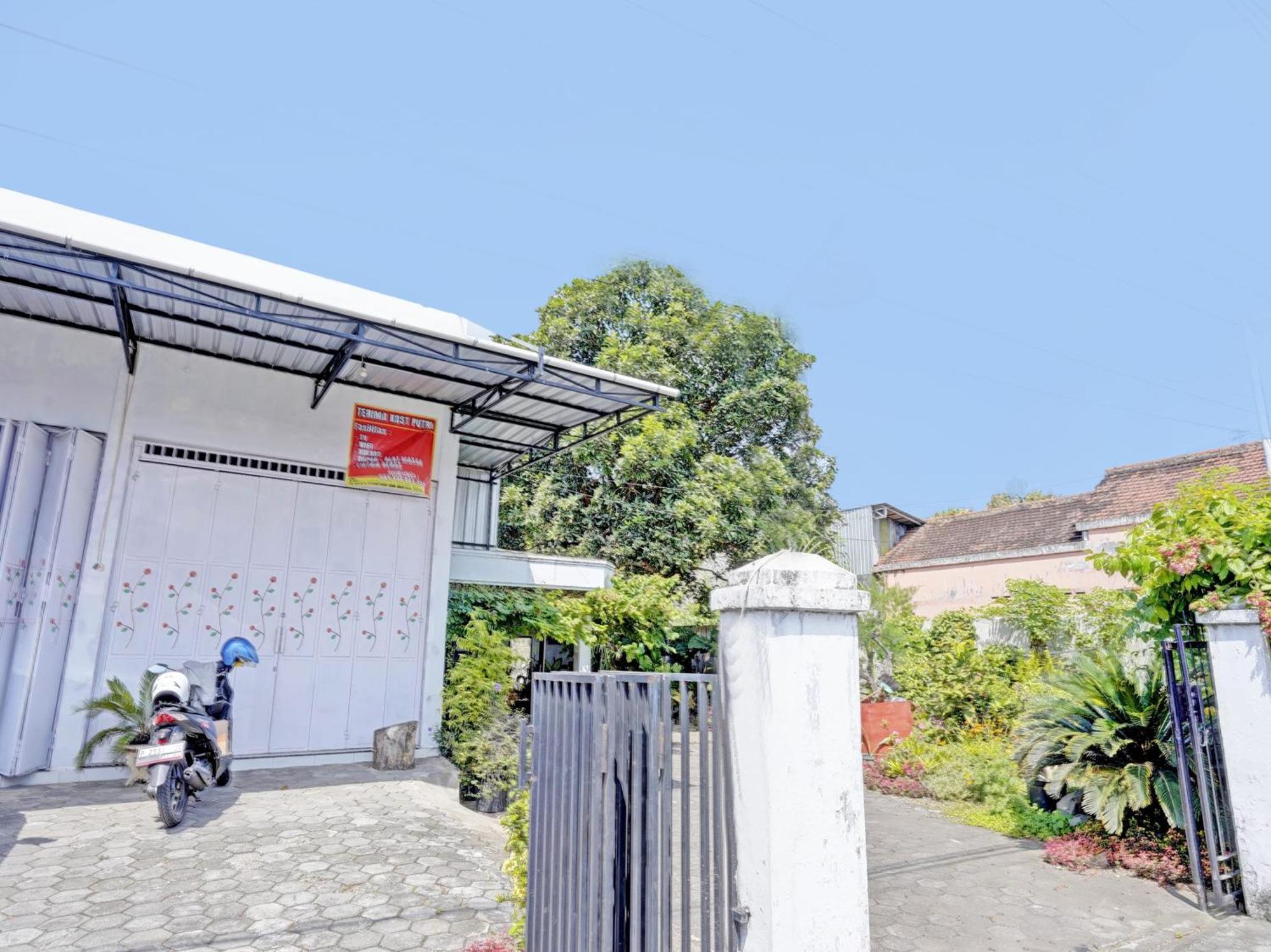 Oyo Life 92937 Kost Putri Sarkara Syariah Hotel Banyuwangi  Eksteriør billede