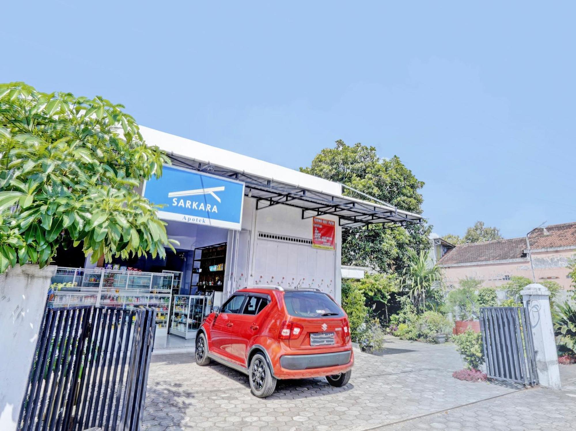 Oyo Life 92937 Kost Putri Sarkara Syariah Hotel Banyuwangi  Eksteriør billede
