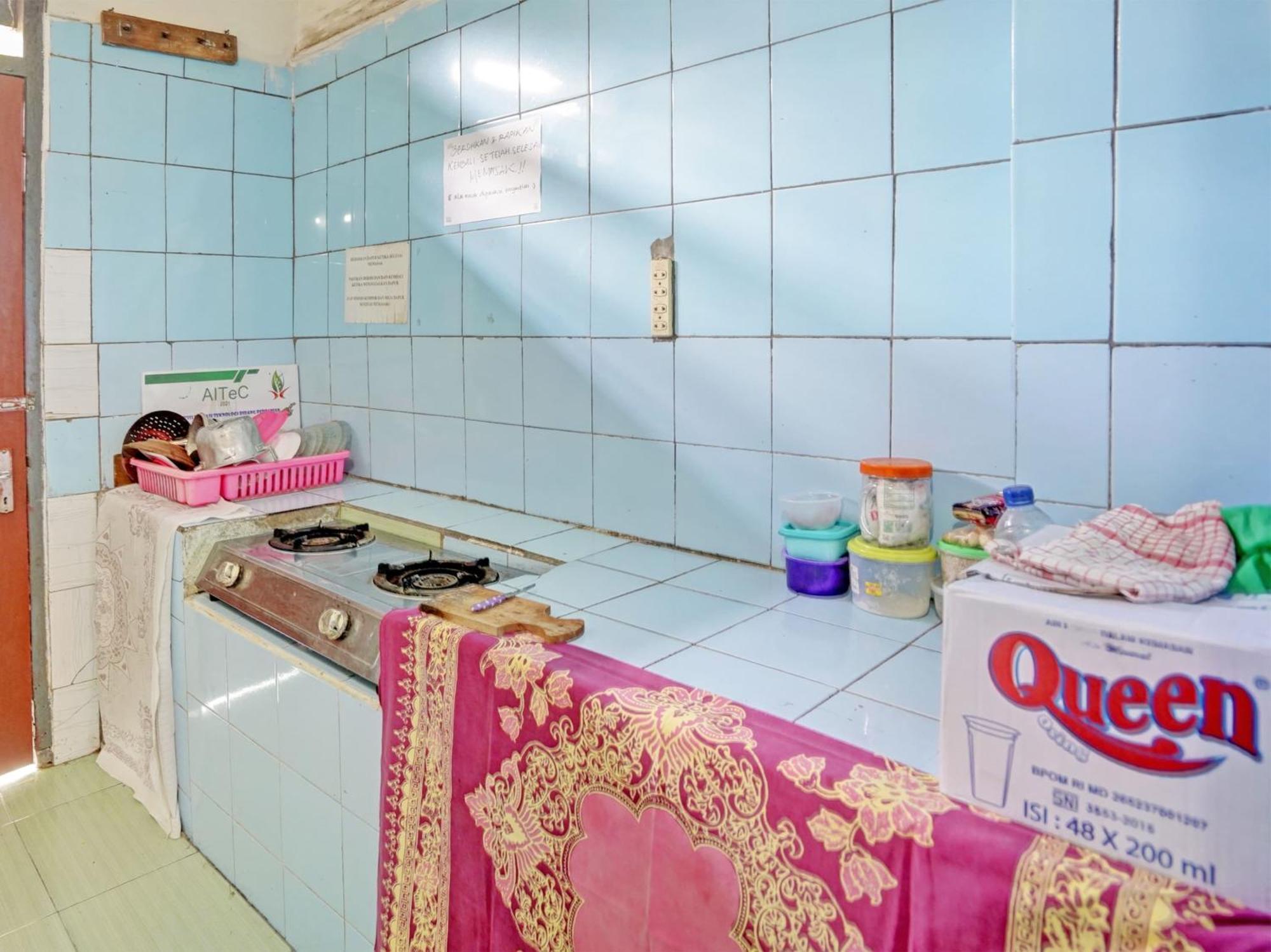 Oyo Life 92937 Kost Putri Sarkara Syariah Hotel Banyuwangi  Eksteriør billede
