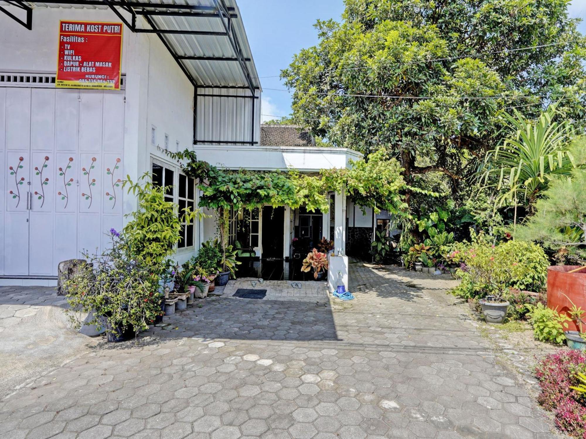 Oyo Life 92937 Kost Putri Sarkara Syariah Hotel Banyuwangi  Eksteriør billede