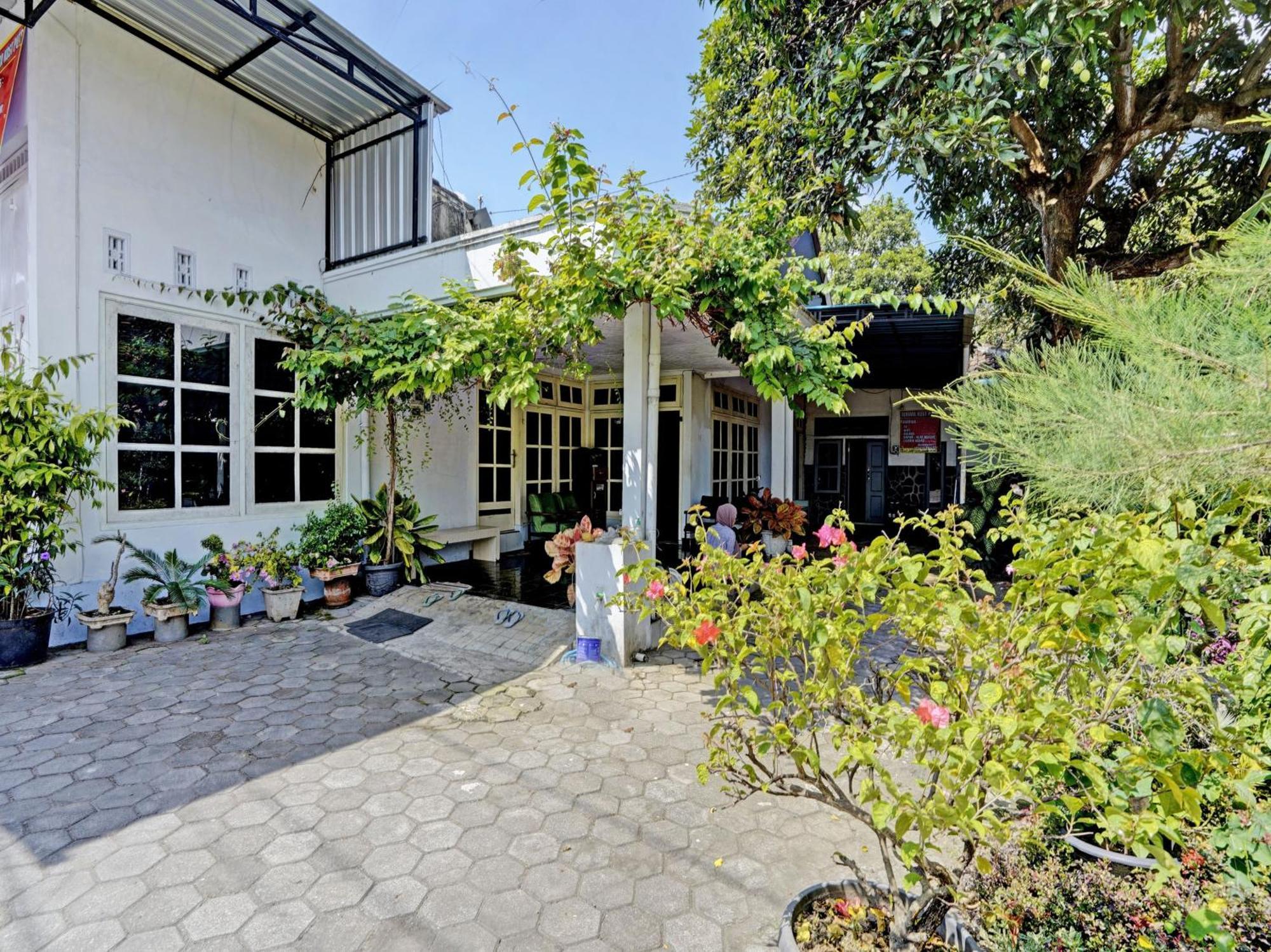 Oyo Life 92937 Kost Putri Sarkara Syariah Hotel Banyuwangi  Eksteriør billede
