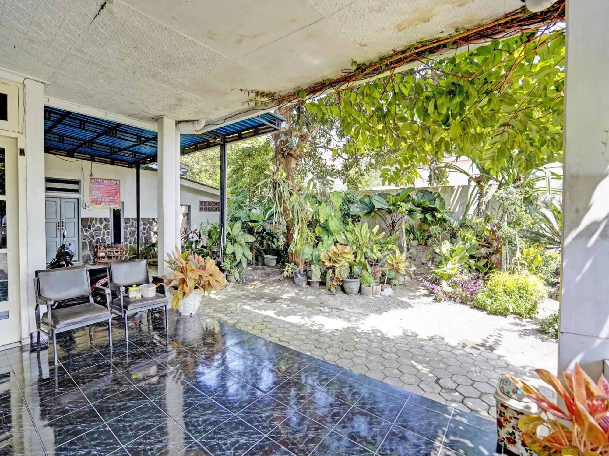 Oyo Life 92937 Kost Putri Sarkara Syariah Hotel Banyuwangi  Eksteriør billede