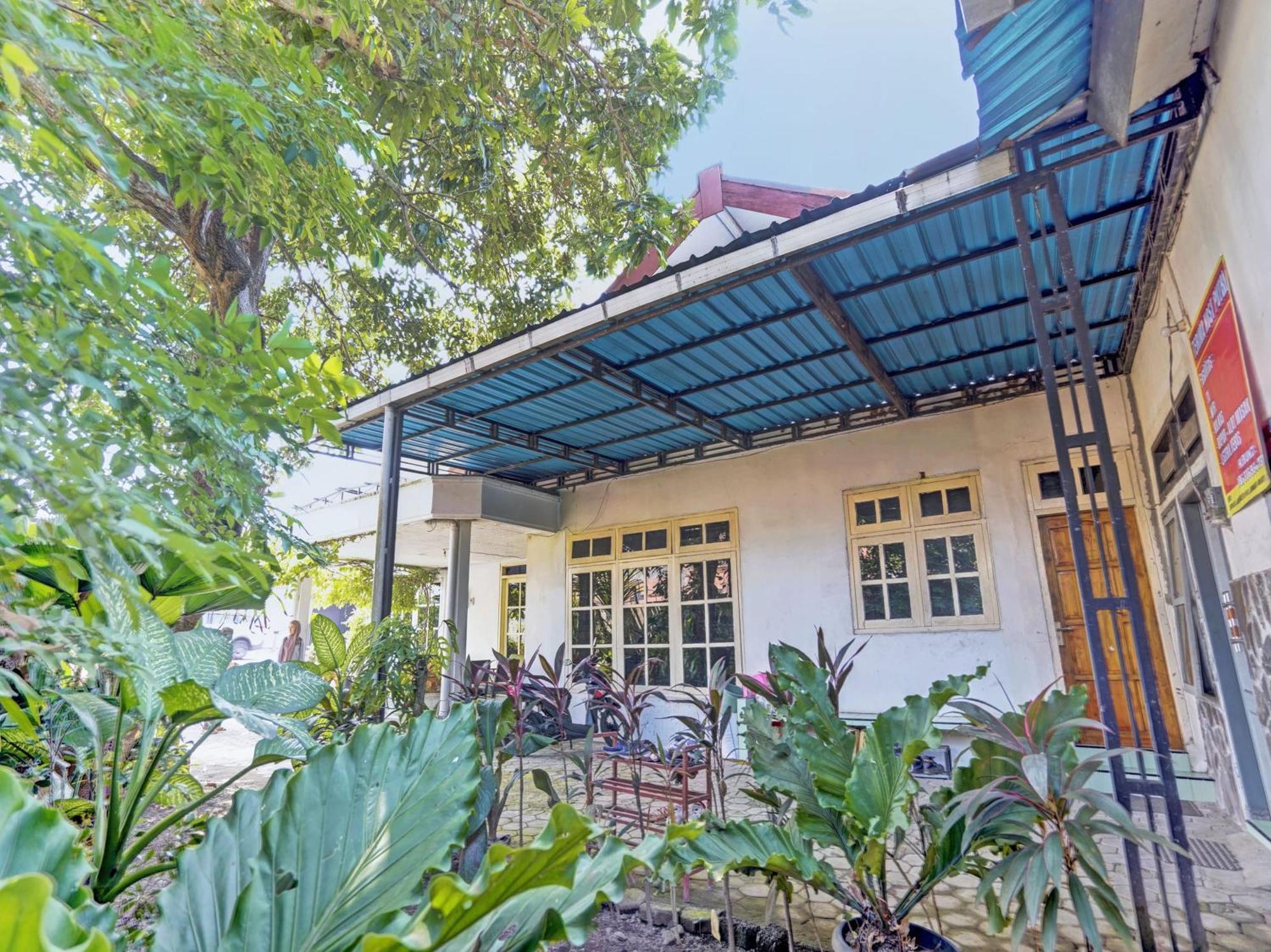 Oyo Life 92937 Kost Putri Sarkara Syariah Hotel Banyuwangi  Eksteriør billede