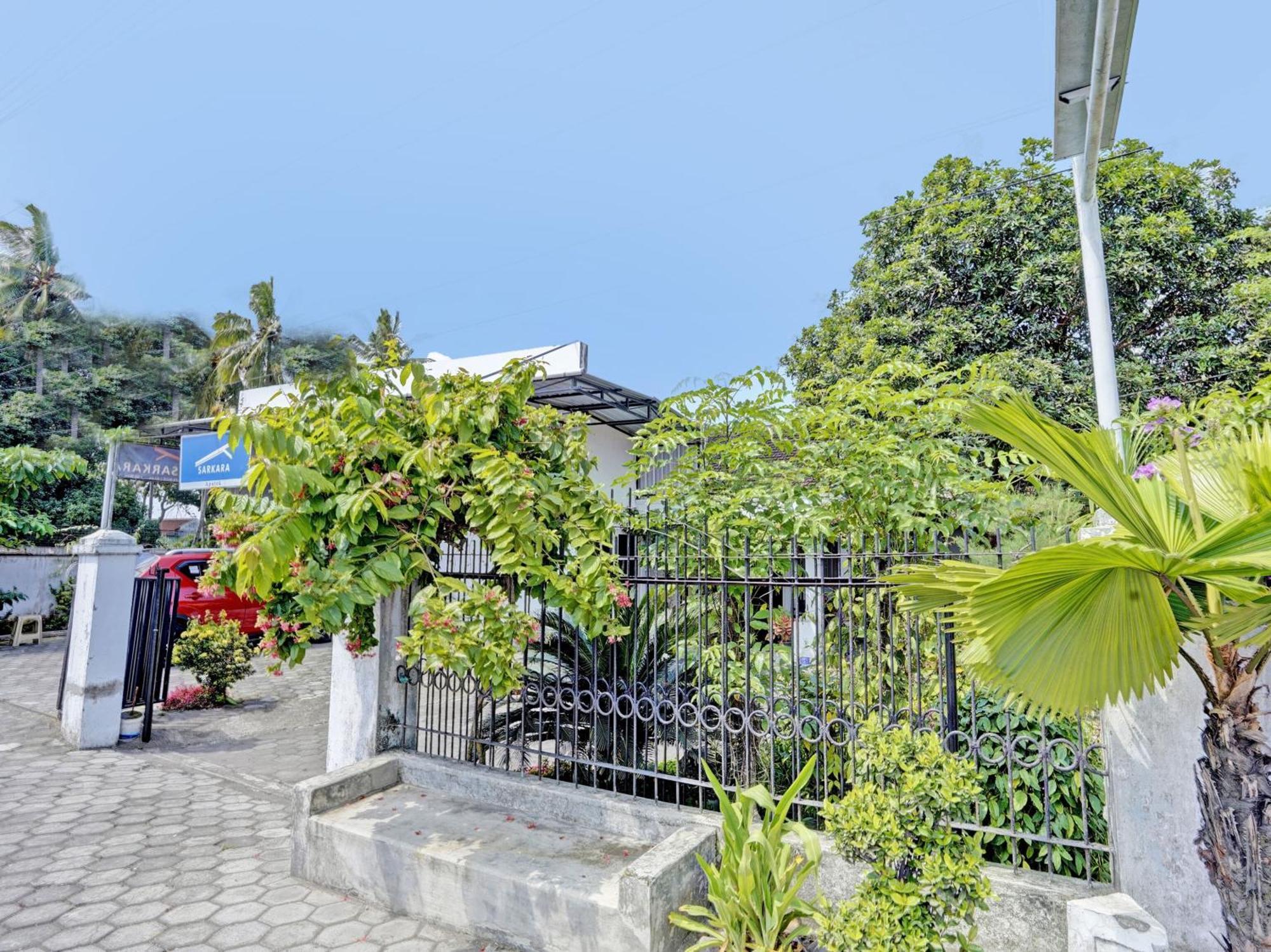 Oyo Life 92937 Kost Putri Sarkara Syariah Hotel Banyuwangi  Eksteriør billede