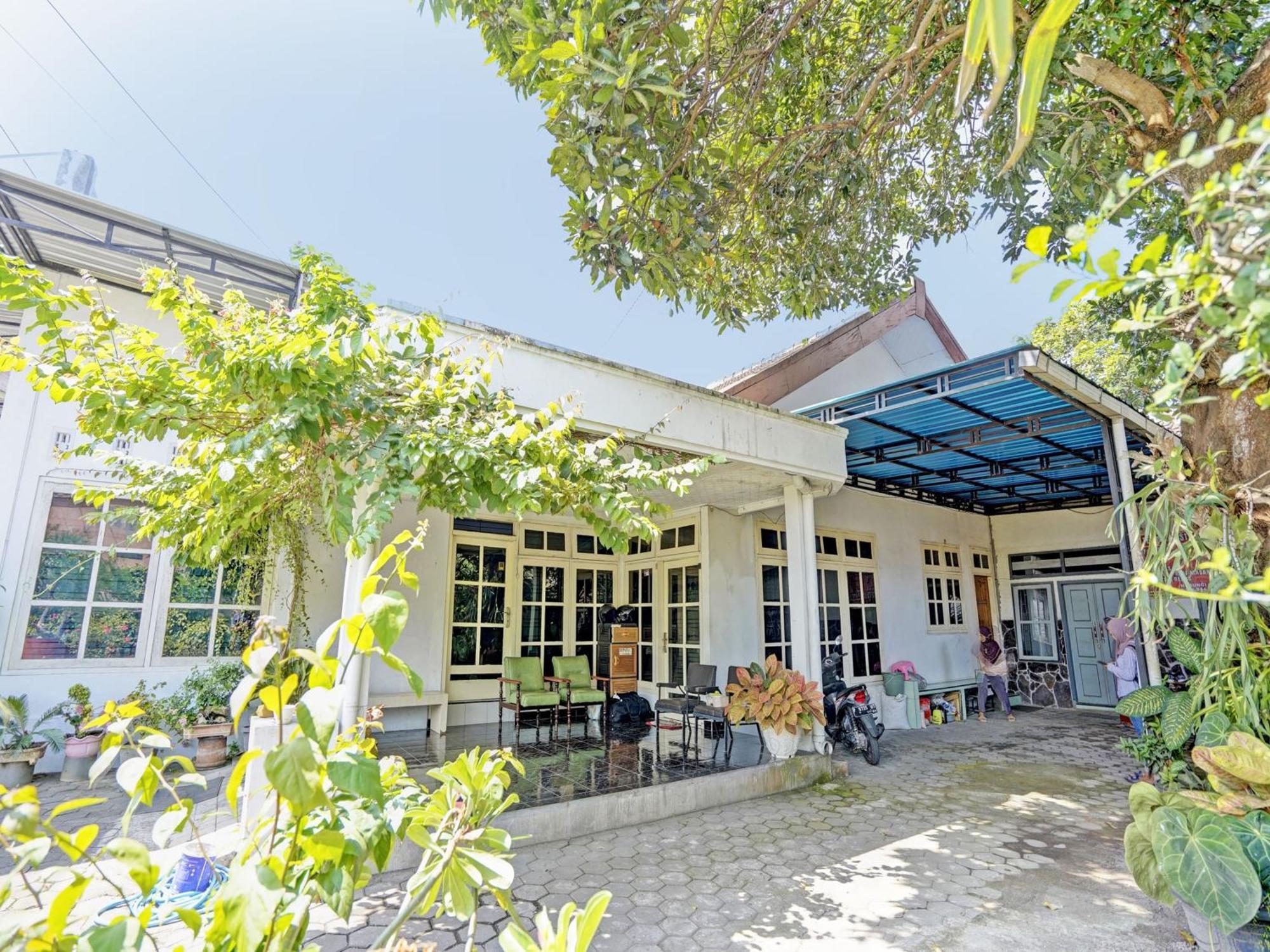 Oyo Life 92937 Kost Putri Sarkara Syariah Hotel Banyuwangi  Eksteriør billede